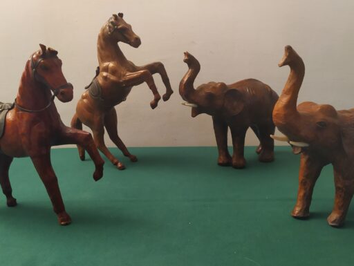 Elefanti e cavalli in legno rivestiti in cuoio