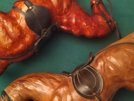 Elefanti e cavalli in legno rivestiti in cuoio