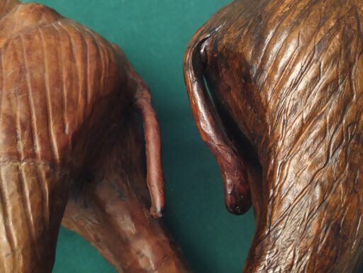 Elefanti e cavalli in legno rivestiti in cuoio