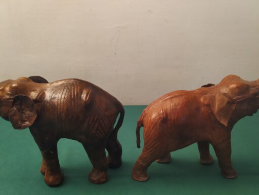 Elefanti e cavalli in legno rivestiti in cuoio