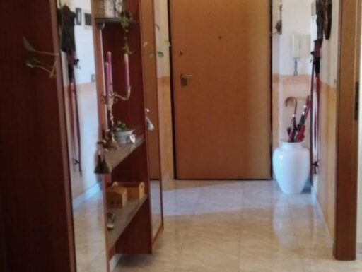 Ampio appartamento centrale già ammobiliato