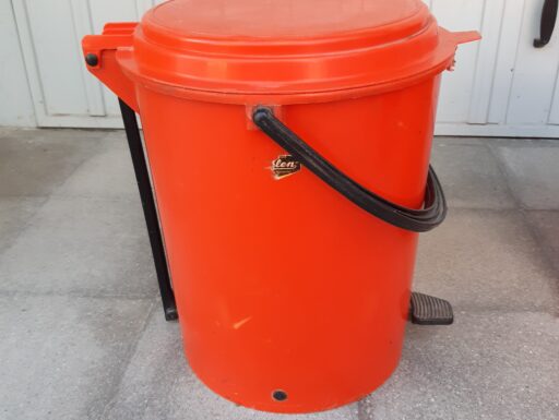 Una pattumiera e due secchi più due omaggi