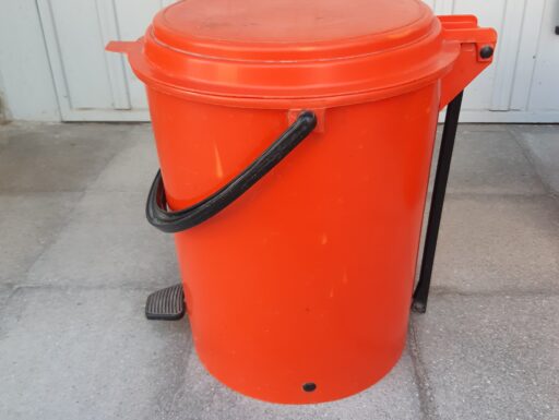 Una pattumiera e due secchi più due omaggi