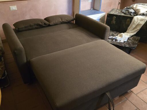 Divano letto ikea marrone.