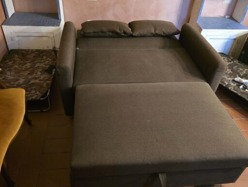 Divano letto ikea marrone.