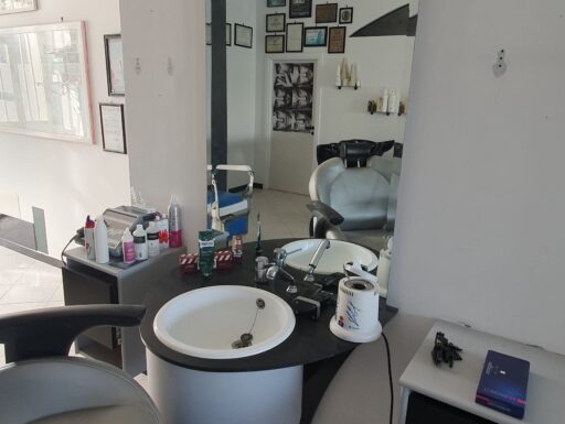 Arredamento completo per parrucchiere testanera