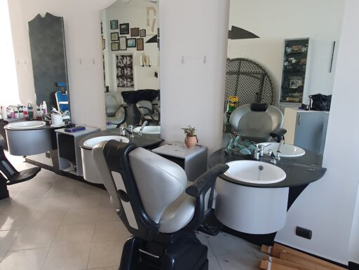 Arredamento completo per parrucchiere testanera