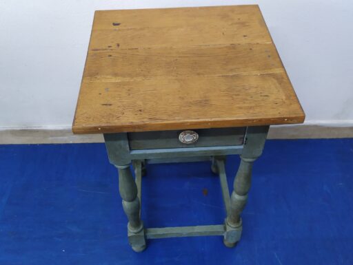 Comodino quadrato in legno con cassetto