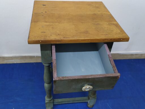 Comodino quadrato in legno con cassetto