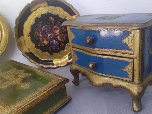 Oggetti toscani d'epoca lavorati e dipinti a mano