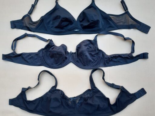 Tre reggiseni usati taglia 4