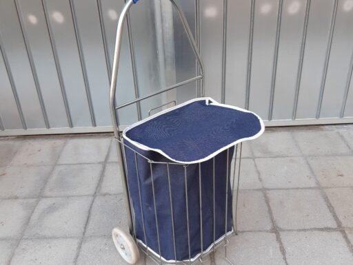 Leggero carrello portaspesa a due ruote.