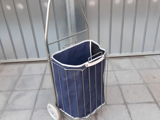 Leggero carrello portaspesa a due ruote.