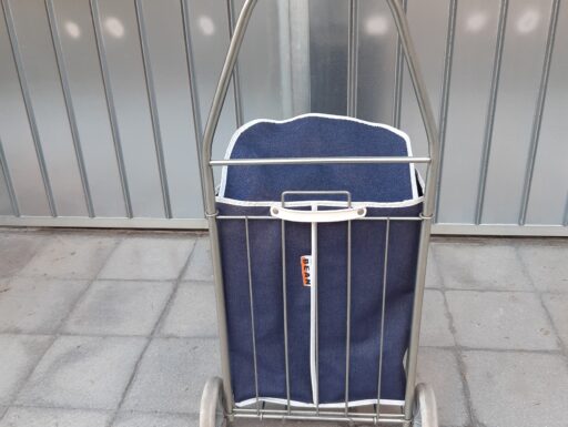 Leggero carrello portaspesa a due ruote.