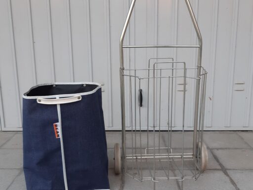 Leggero carrello portaspesa a due ruote.