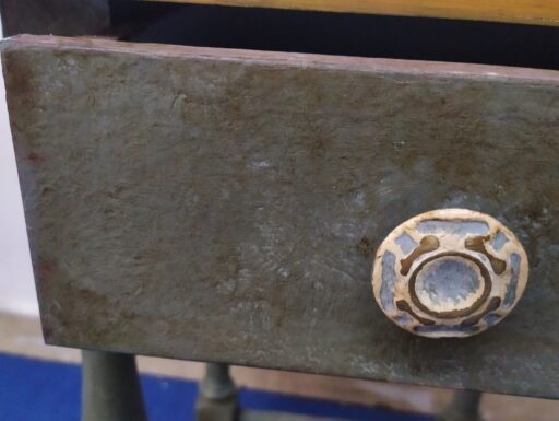 Comodino quadrato in legno con cassetto