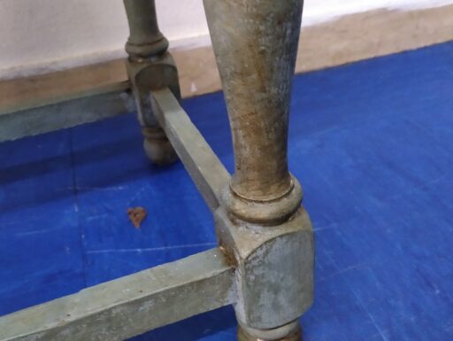 Comodino quadrato in legno con cassetto