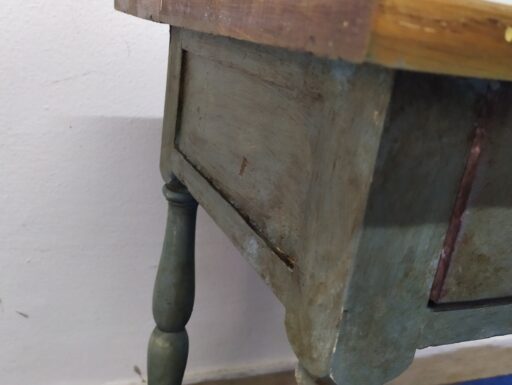 Comodino quadrato in legno con cassetto