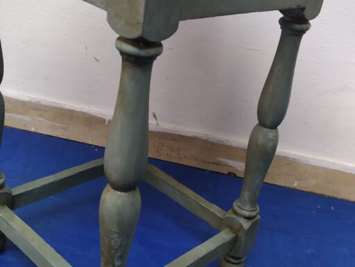 Comodino quadrato in legno con cassetto