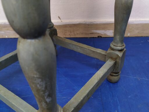 Comodino quadrato in legno con cassetto