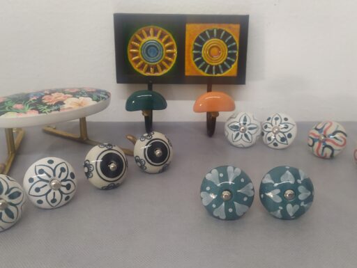 Pomelli e appendini decorati a mano