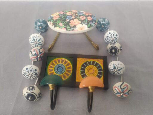 Pomelli e appendini decorati a mano