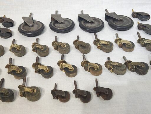 Lotto di 29 ruote antiche di epoche e misure diverse