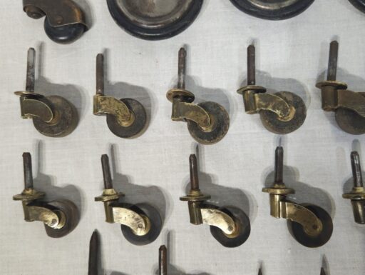 Lotto di 29 ruote antiche di epoche e misure diverse