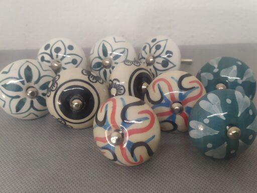 Pomelli e appendini decorati a mano