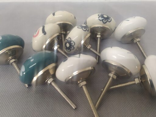 Pomelli e appendini decorati a mano