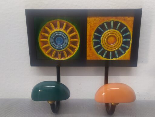 Pomelli e appendini decorati a mano