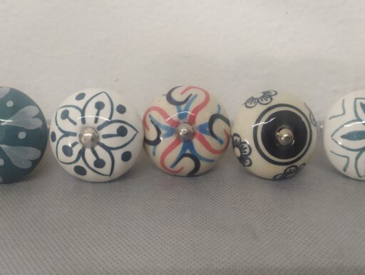 Pomelli e appendini decorati a mano