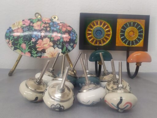 Pomelli e appendini decorati a mano