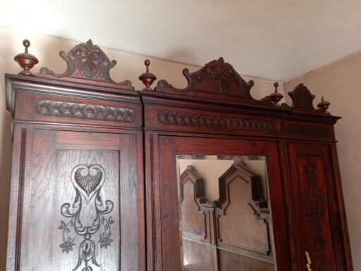 Vecchio armadio in legno