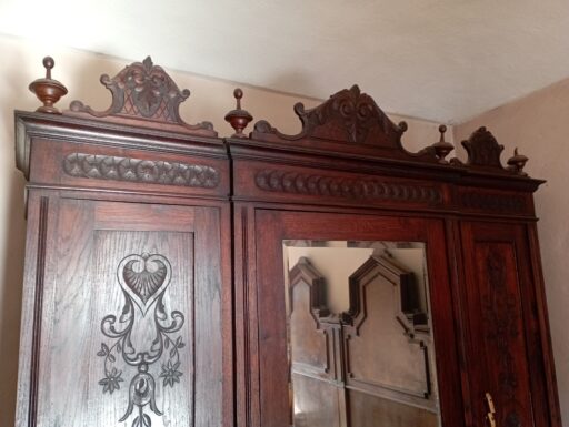 Vecchio armadio in legno