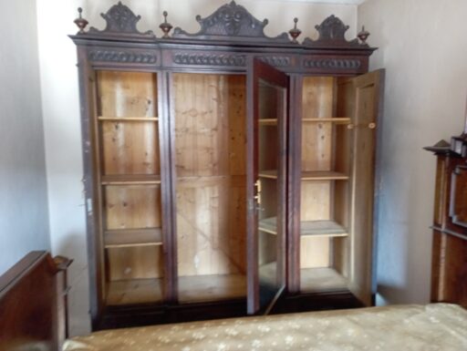 Vecchio armadio in legno