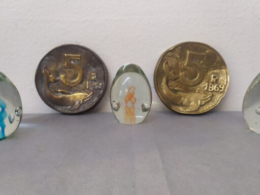 Fermacarte d'epoca ottone e plaxiglass