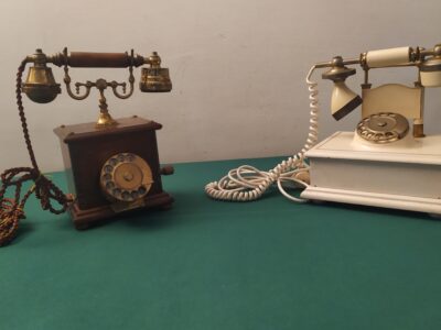 Telefoni legno d'epoca bianco e marrone
