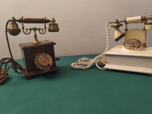 Telefoni legno d'epoca bianco e marrone