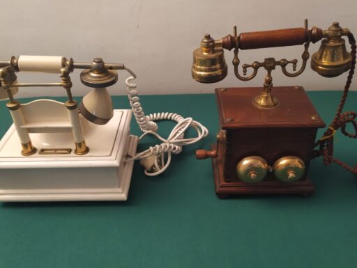 Telefoni legno d'epoca bianco e marrone
