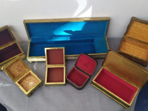 Scatole legno intagliate e dipinte a mano