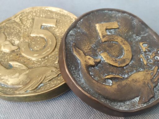 Fermacarte d'epoca ottone e plaxiglass