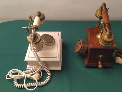 Telefoni legno d'epoca bianco e marrone