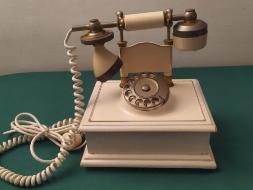 Telefoni legno d'epoca bianco e marrone