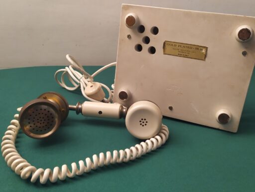 Telefoni legno d'epoca bianco e marrone