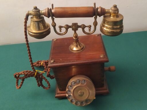Telefoni legno d'epoca bianco e marrone