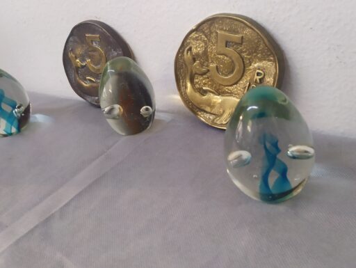 Fermacarte d'epoca ottone e plaxiglass