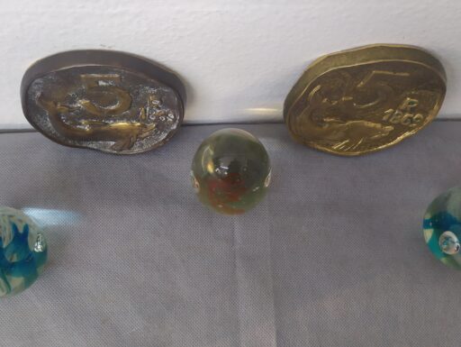 Fermacarte d'epoca ottone e plaxiglass