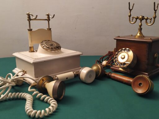 Telefoni legno d'epoca bianco e marrone