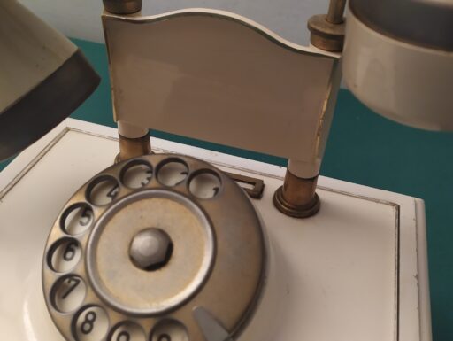 Telefoni legno d'epoca bianco e marrone